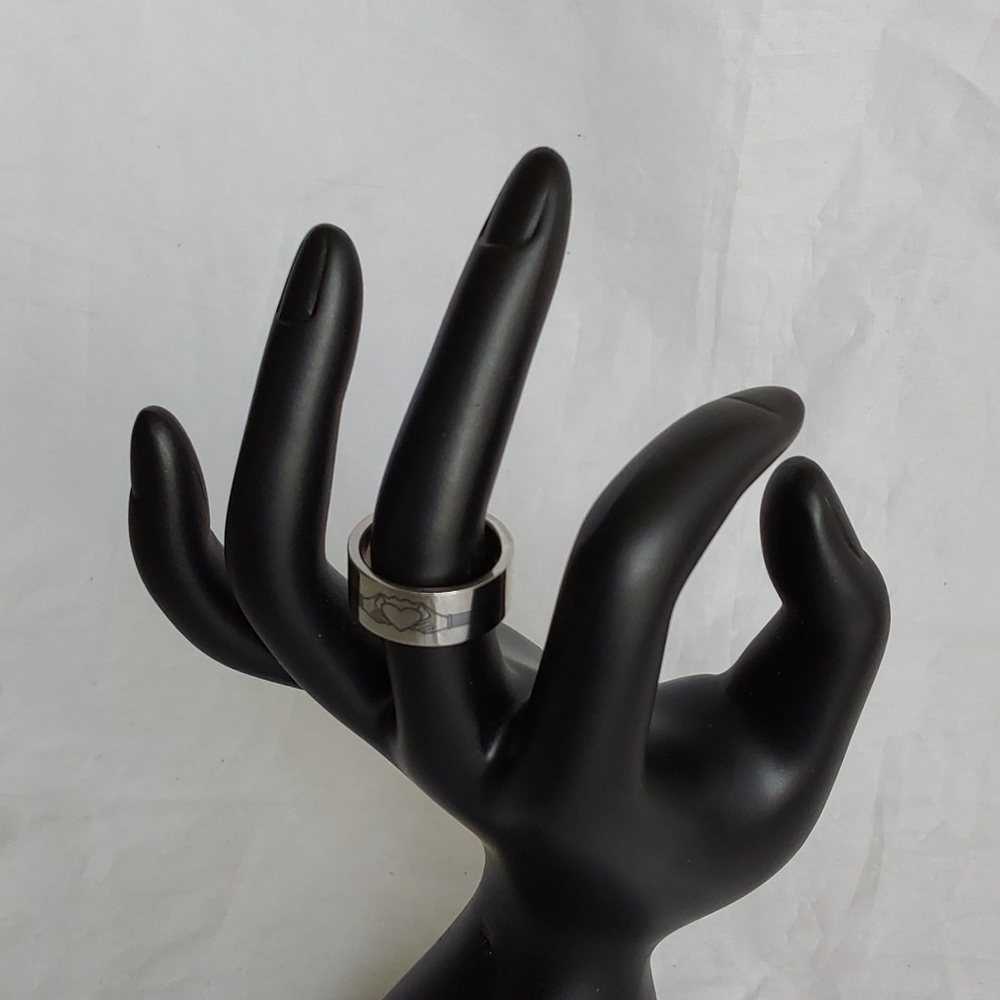 UNISEX SIZE 7 HAND HOLDING HEART RING